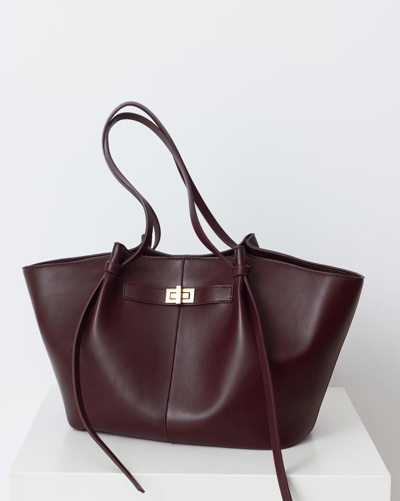 ARIA | Luxe Curve Bag — The Accessory That Says It All